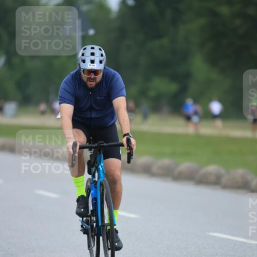 21.06.2025 - 27. Vierlanden-Triathlon H.Heesch http://msf.ph/oto/8003830 15.06.2025 12:49:03 Radfahren 826 meine-sportfotos.de