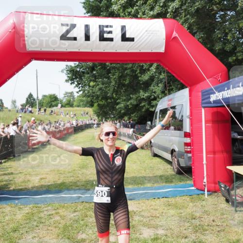 21.06.2025 - 27. Vierlanden-Triathlon MichiJ http://msf.ph/oto/8003842 15.06.2026 11:28:02 Ziel 193, 590 meine-sportfotos.de