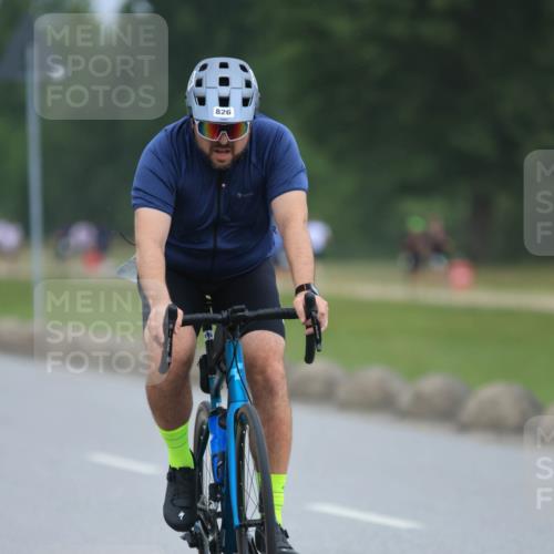 21.06.2025 - 27. Vierlanden-Triathlon H.Heesch http://msf.ph/oto/8003860 15.06.2025 12:49:04 Radfahren 826 meine-sportfotos.de
