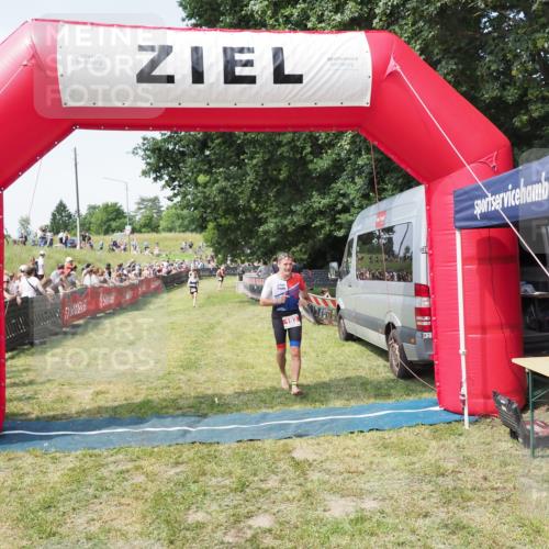 21.06.2025 - 27. Vierlanden-Triathlon MichiJ http://msf.ph/oto/8003888 15.06.2026 11:28:05 Ziel 193, 585, 590 meine-sportfotos.de