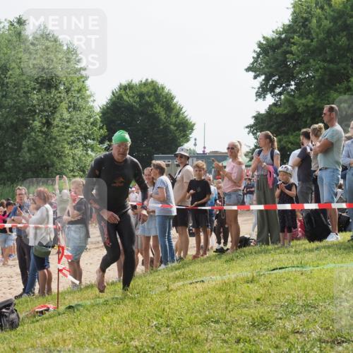 15.06.2025 - 27. Vierlanden-Triathlon KatJ http://msf.ph/oto/8003890 15.06.2025 10:02:45 Schwimmen 397, 405 meine-sportfotos.de