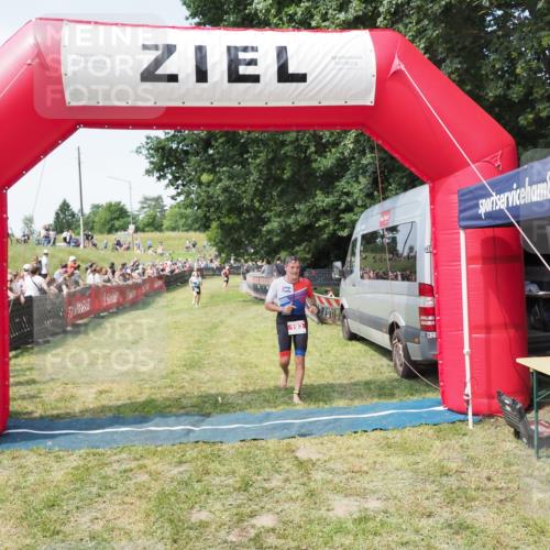 21.06.2025 - 27. Vierlanden-Triathlon MichiJ http://msf.ph/oto/8003898 15.06.2026 11:28:05 Ziel 193, 585, 590 meine-sportfotos.de