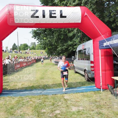21.06.2025 - 27. Vierlanden-Triathlon MichiJ http://msf.ph/oto/8003932 15.06.2026 11:28:05 Ziel 193, 585, 590 meine-sportfotos.de