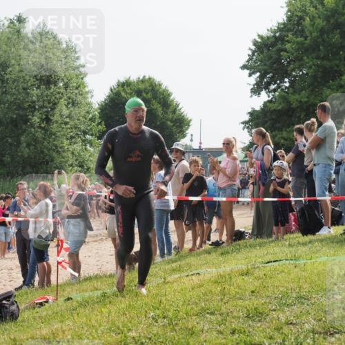 15.06.2025 - 27. Vierlanden-Triathlon KatJ http://msf.ph/oto/8003936 15.06.2025 10:02:46 Schwimmen 397, 405 meine-sportfotos.de