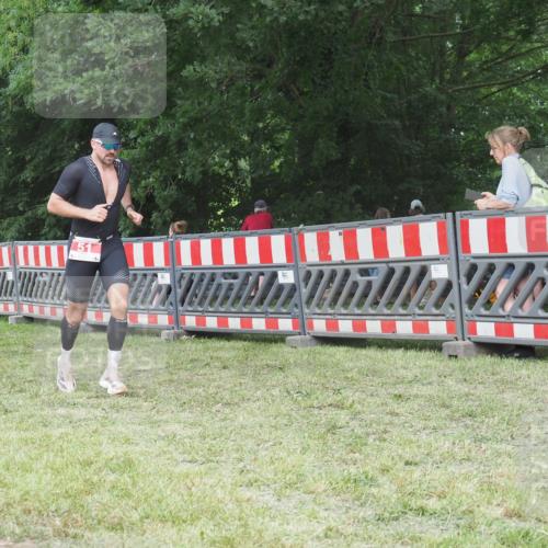 21.06.2025 - 27. Vierlanden-Triathlon KatJ http://msf.ph/oto/8003965 15.06.2025 12:57:25 Ziel 51 meine-sportfotos.de