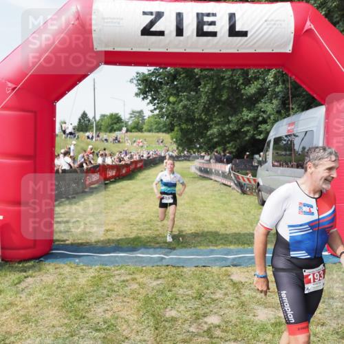 21.06.2025 - 27. Vierlanden-Triathlon MichiJ http://msf.ph/oto/8003971 15.06.2026 11:28:08 Ziel 193, 491, 585, 590 meine-sportfotos.de