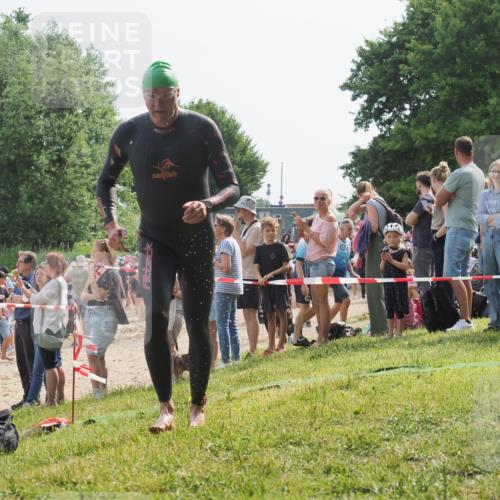 15.06.2025 - 27. Vierlanden-Triathlon KatJ http://msf.ph/oto/8004004 15.06.2025 10:02:47 Schwimmen 397, 405 meine-sportfotos.de