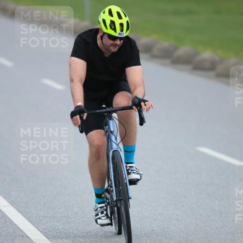 21.06.2025 - 27. Vierlanden-Triathlon H.Heesch http://msf.ph/oto/8004007 15.06.2025 12:49:45 Radfahren 957 meine-sportfotos.de