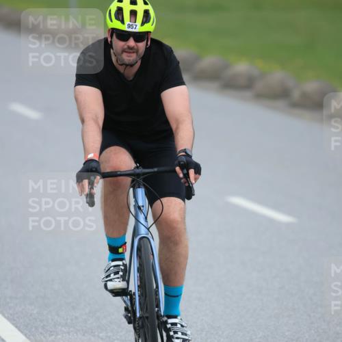 21.06.2025 - 27. Vierlanden-Triathlon H.Heesch http://msf.ph/oto/8004022 15.06.2025 12:49:45 Radfahren 957 meine-sportfotos.de