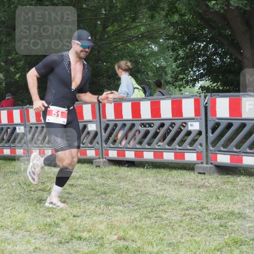 21.06.2025 - 27. Vierlanden-Triathlon KatJ http://msf.ph/oto/8004027 15.06.2025 12:57:26 Ziel 51 meine-sportfotos.de