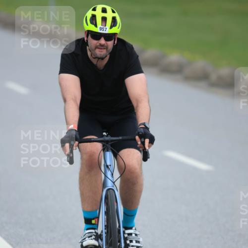21.06.2025 - 27. Vierlanden-Triathlon H.Heesch http://msf.ph/oto/8004031 15.06.2025 12:49:45 Radfahren 957 meine-sportfotos.de