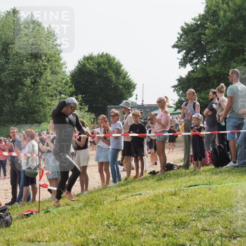 15.06.2025 - 27. Vierlanden-Triathlon KatJ http://msf.ph/oto/8004033 15.06.2025 10:03:20 Schwimmen 406 meine-sportfotos.de