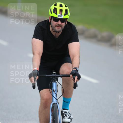 21.06.2025 - 27. Vierlanden-Triathlon H.Heesch http://msf.ph/oto/8004040 15.06.2025 12:49:45 Radfahren 957 meine-sportfotos.de