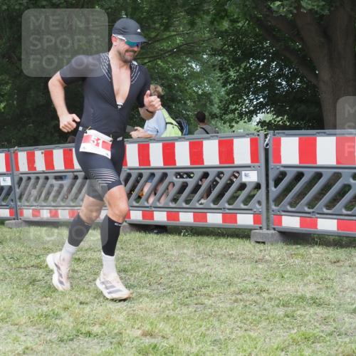 21.06.2025 - 27. Vierlanden-Triathlon KatJ http://msf.ph/oto/8004041 15.06.2025 12:57:26 Ziel 51 meine-sportfotos.de