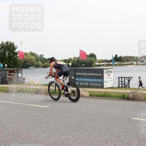 21.06.2025 - 27. Vierlanden-Triathlon H.Heesch http://msf.ph/oto/8004047 15.06.2025 11:53:12 Radfahren 687, 811, 921, 934 meine-sportfotos.de