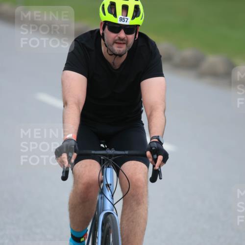 21.06.2025 - 27. Vierlanden-Triathlon H.Heesch http://msf.ph/oto/8004048 15.06.2025 12:49:45 Radfahren 957 meine-sportfotos.de