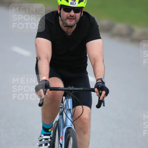 21.06.2025 - 27. Vierlanden-Triathlon H.Heesch http://msf.ph/oto/8004054 15.06.2025 12:49:46 Radfahren 957 meine-sportfotos.de