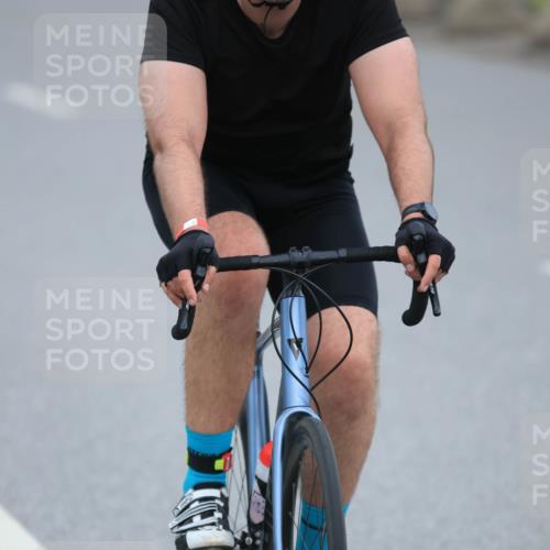 21.06.2025 - 27. Vierlanden-Triathlon H.Heesch http://msf.ph/oto/8004059 15.06.2025 12:49:46 Radfahren 957 meine-sportfotos.de