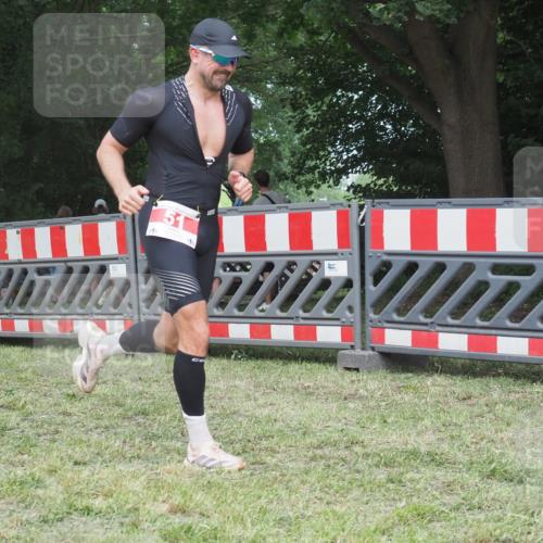 21.06.2025 - 27. Vierlanden-Triathlon KatJ http://msf.ph/oto/8004061 15.06.2025 12:57:26 Ziel 51 meine-sportfotos.de