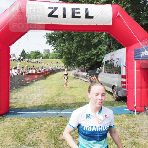 21.06.2025 - 27. Vierlanden-Triathlon MichiJ http://msf.ph/oto/8004066 15.06.2026 11:28:09 Ziel 193, 491, 585 meine-sportfotos.de