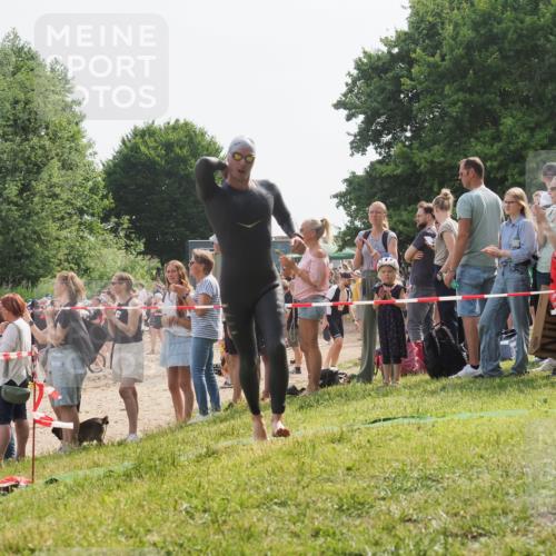 15.06.2025 - 27. Vierlanden-Triathlon KatJ http://msf.ph/oto/8004071 15.06.2025 10:03:21 Schwimmen 406 meine-sportfotos.de