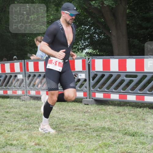 21.06.2025 - 27. Vierlanden-Triathlon KatJ http://msf.ph/oto/8004079 15.06.2025 12:57:26 Ziel 51 meine-sportfotos.de