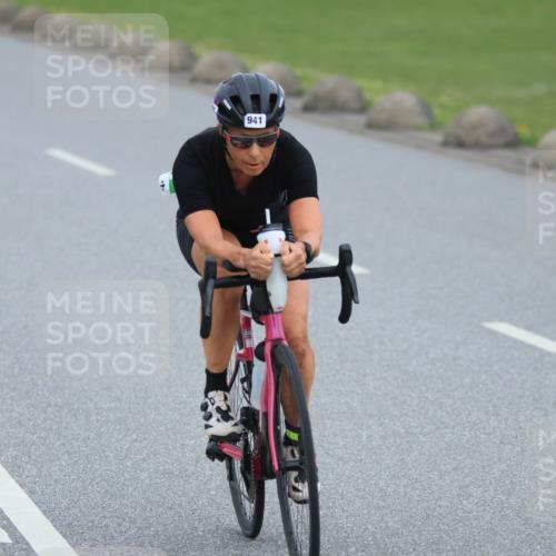 21.06.2025 - 27. Vierlanden-Triathlon H.Heesch http://msf.ph/oto/8004086 15.06.2025 12:50:34 Radfahren 941 meine-sportfotos.de