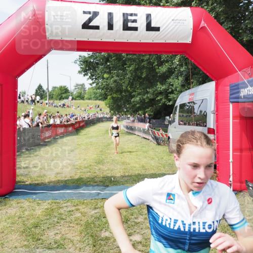 21.06.2025 - 27. Vierlanden-Triathlon MichiJ http://msf.ph/oto/8004090 15.06.2026 11:28:09 Ziel 193, 491, 585 meine-sportfotos.de