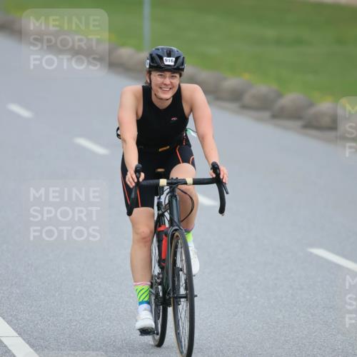 21.06.2025 - 27. Vierlanden-Triathlon H.Heesch http://msf.ph/oto/8004115 15.06.2025 12:50:53 Radfahren 890 meine-sportfotos.de