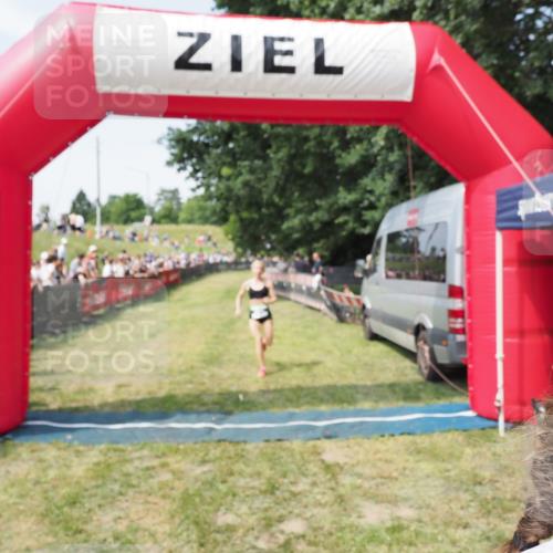 21.06.2025 - 27. Vierlanden-Triathlon MichiJ http://msf.ph/oto/8004119 15.06.2026 11:28:10 Ziel 193, 491, 585 meine-sportfotos.de
