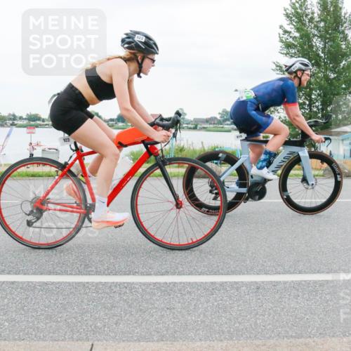21.06.2025 - 27. Vierlanden-Triathlon H.Heesch http://msf.ph/oto/8004121 15.06.2025 12:58:10 Radfahren 910, 922 meine-sportfotos.de