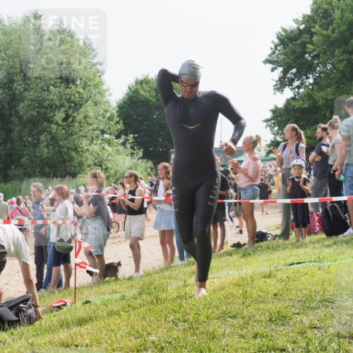 15.06.2025 - 27. Vierlanden-Triathlon KatJ http://msf.ph/oto/8004125 15.06.2025 10:03:22 Schwimmen 406 meine-sportfotos.de
