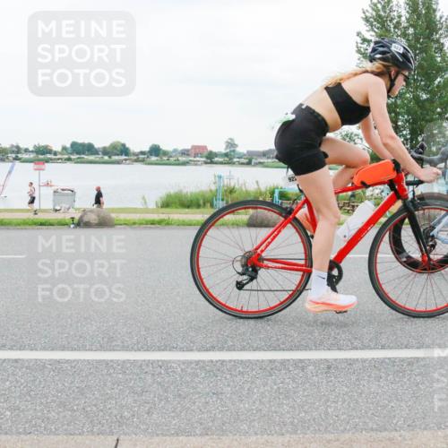 21.06.2025 - 27. Vierlanden-Triathlon H.Heesch http://msf.ph/oto/8004128 15.06.2025 12:58:10 Radfahren 910, 922 meine-sportfotos.de