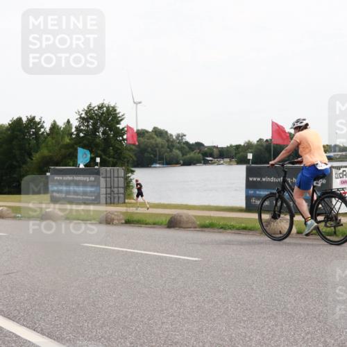 15.06.2025 - 27. Vierlanden-Triathlon H.Heesch http://msf.ph/oto/8004151 15.06.2025 10:32:35 Radfahren 194, 212, 538 meine-sportfotos.de