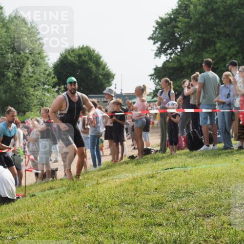 15.06.2025 - 27. Vierlanden-Triathlon KatJ http://msf.ph/oto/8004153 15.06.2025 10:03:42 Schwimmen 377, 425, 432, 439 meine-sportfotos.de