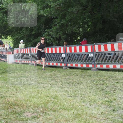 21.06.2025 - 27. Vierlanden-Triathlon KatJ http://msf.ph/oto/8004176 15.06.2025 12:57:49 Ziel 75, 976, 1019, 1020, 1022, 1023 meine-sportfotos.de