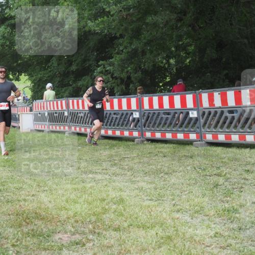 21.06.2025 - 27. Vierlanden-Triathlon KatJ http://msf.ph/oto/8004189 15.06.2025 12:57:49 Ziel 75, 976, 1019, 1020, 1022, 1023 meine-sportfotos.de