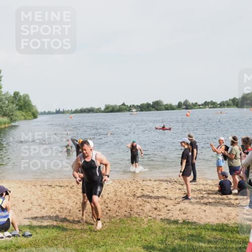 21.06.2025 - 27. Vierlanden-Triathlon MichiJ http://msf.ph/oto/8004226 15.06.2026 10:06:14 Schwimmen 369, 370, 381, 418, 447, 448, 455 meine-sportfotos.de