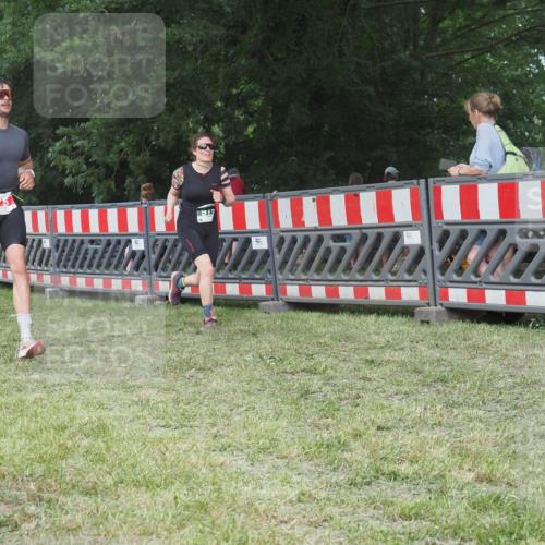 21.06.2025 - 27. Vierlanden-Triathlon KatJ http://msf.ph/oto/8004269 15.06.2025 12:57:50 Ziel 75, 976, 1019, 1020, 1022, 1023 meine-sportfotos.de