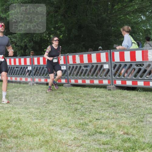 21.06.2025 - 27. Vierlanden-Triathlon KatJ http://msf.ph/oto/8004288 15.06.2025 12:57:50 Ziel 75, 976, 1019, 1020, 1022, 1023 meine-sportfotos.de