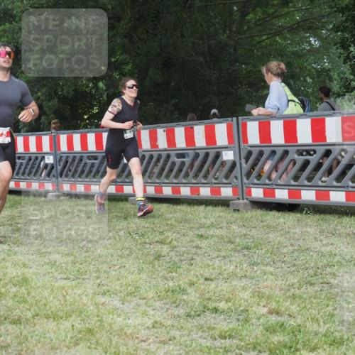 21.06.2025 - 27. Vierlanden-Triathlon KatJ http://msf.ph/oto/8004309 15.06.2025 12:57:50 Ziel 75, 976, 1019, 1020, 1022, 1023 meine-sportfotos.de