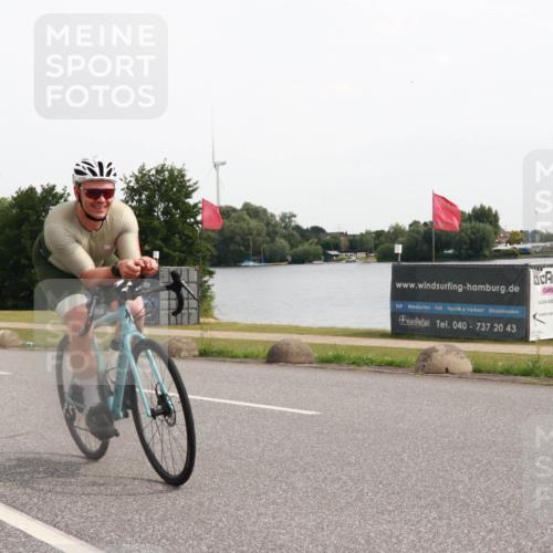 15.06.2025 - 27. Vierlanden-Triathlon H.Heesch http://msf.ph/oto/8004319 15.06.2025 10:33:29 Radfahren 100, 176, 326, 329, 438 meine-sportfotos.de