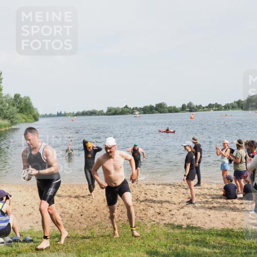 21.06.2025 - 27. Vierlanden-Triathlon MichiJ http://msf.ph/oto/8004321 15.06.2026 10:06:15 Schwimmen 369, 370, 381, 418, 447, 448, 455 meine-sportfotos.de