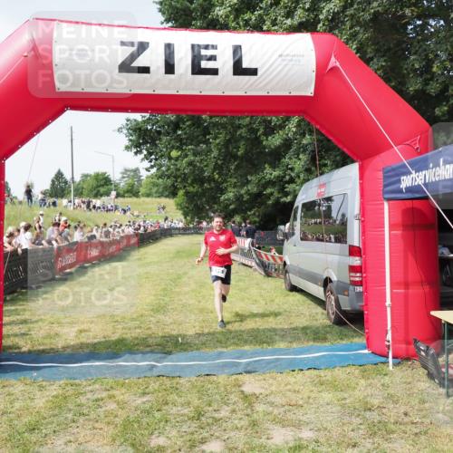 21.06.2025 - 27. Vierlanden-Triathlon MichiJ http://msf.ph/oto/8004325 15.06.2026 11:28:24 Ziel 296 meine-sportfotos.de
