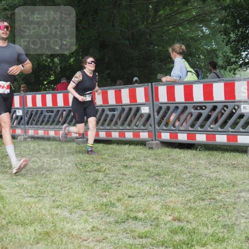 21.06.2025 - 27. Vierlanden-Triathlon KatJ http://msf.ph/oto/8004333 15.06.2025 12:57:50 Ziel 75, 976, 1019, 1020, 1022, 1023 meine-sportfotos.de