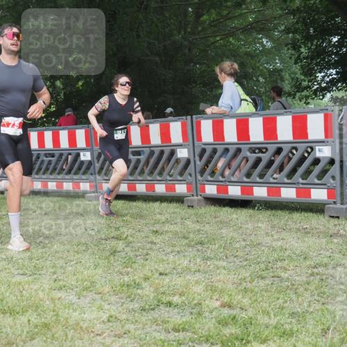 21.06.2025 - 27. Vierlanden-Triathlon KatJ http://msf.ph/oto/8004353 15.06.2025 12:57:50 Ziel 75, 976, 1019, 1020, 1022, 1023 meine-sportfotos.de