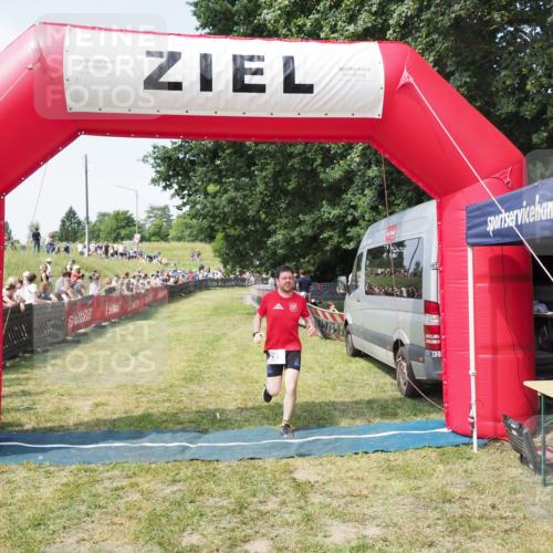 21.06.2025 - 27. Vierlanden-Triathlon MichiJ http://msf.ph/oto/8004365 15.06.2026 11:28:24 Ziel 296 meine-sportfotos.de