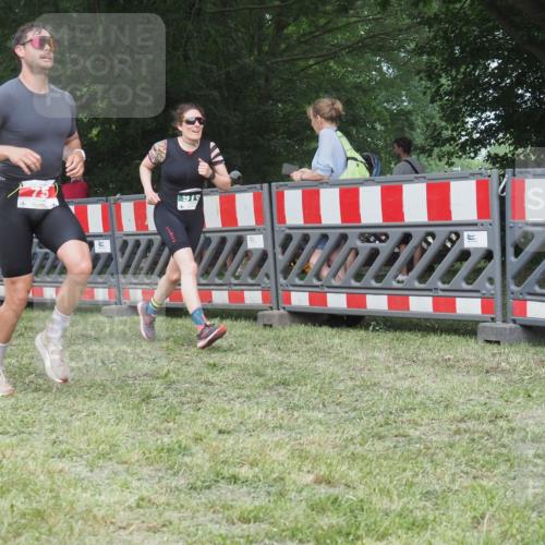 21.06.2025 - 27. Vierlanden-Triathlon KatJ http://msf.ph/oto/8004374 15.06.2025 12:57:50 Ziel 75, 976, 1019, 1020, 1022, 1023 meine-sportfotos.de
