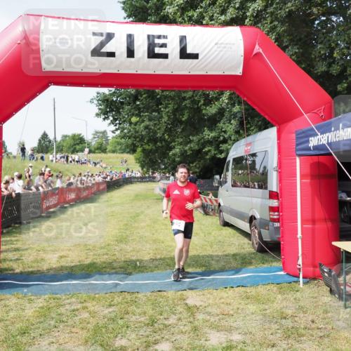 21.06.2025 - 27. Vierlanden-Triathlon MichiJ http://msf.ph/oto/8004375 15.06.2026 11:28:24 Ziel 296 meine-sportfotos.de