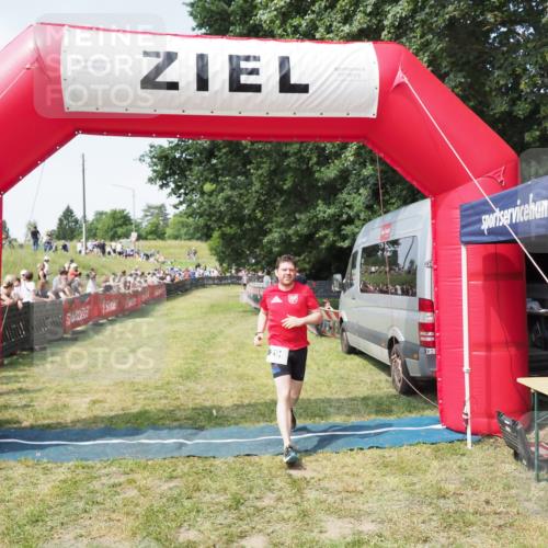 21.06.2025 - 27. Vierlanden-Triathlon MichiJ http://msf.ph/oto/8004385 15.06.2026 11:28:24 Ziel 296 meine-sportfotos.de